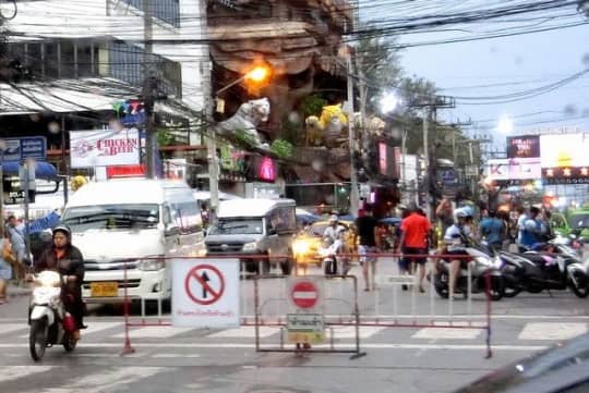 道路の所々で交通規制が行われていることが有ります