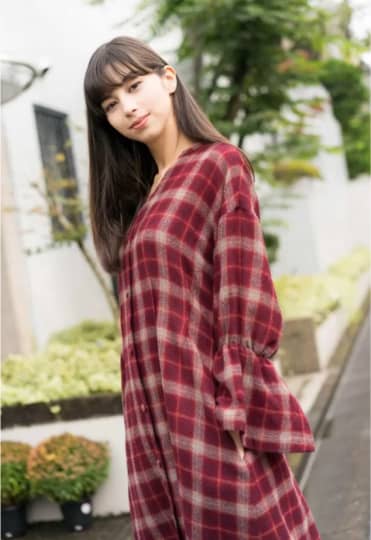 赤いチェックのワンピースの中条あやみ