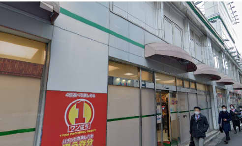 パチンコ店前