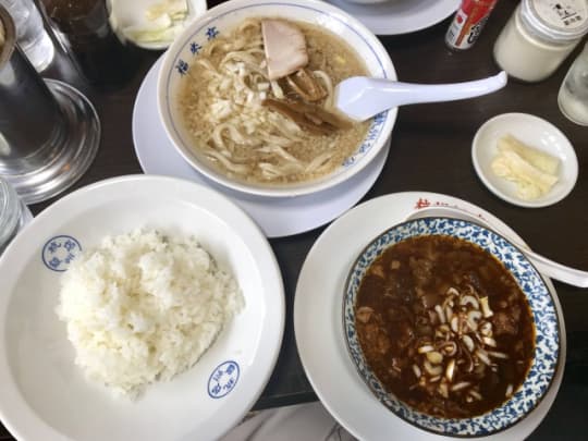 背油ラーメン！牛筋煮込み！ごはん！