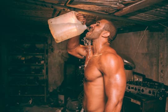 水を飲んでいる男性の画像