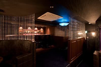 カウンターとソファ