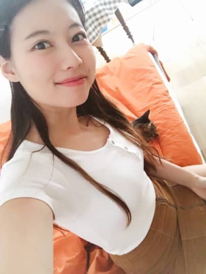 自身のミニスカートの写真