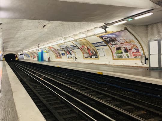 パリの地下鉄ホーム