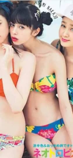 明るい花柄ビキニの中条あやみ