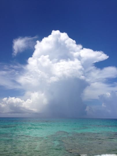 入道雲と海