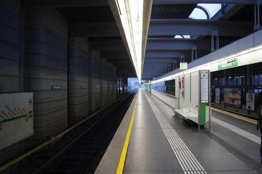 ウィーン　シェーンブルン駅