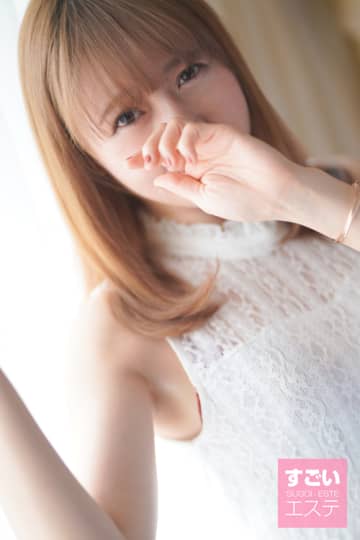 口元を隠す女の子