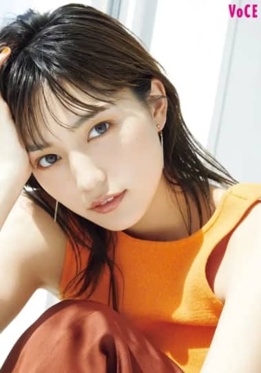 オレンジノースリーブで見つめる川口春香