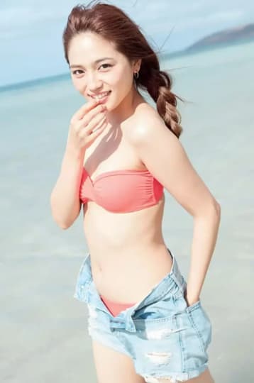 赤ビキニの川口春奈