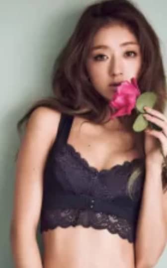 黒い下着に花を持つ池田美優