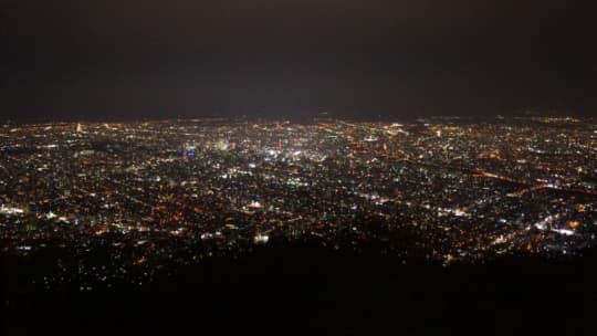 窓から見える夜景のイメージ