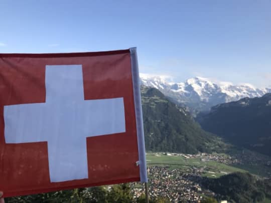 スイス国旗と雪山