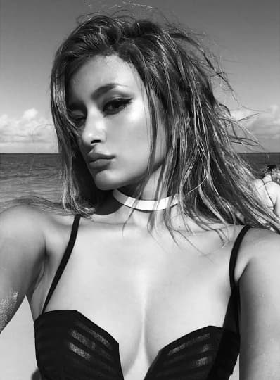 ローラのエロいおっぱい(巨乳)画像