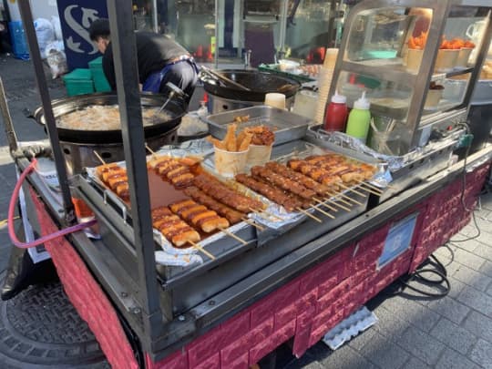 明洞屋台のチキンとモチ焼き