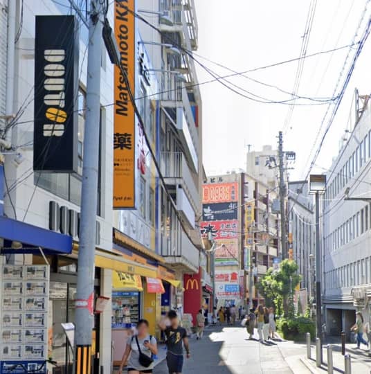 マツモトキヨシ京橋駅前店の通り