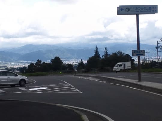 北アルプス山麓から見下ろす安曇野の風景