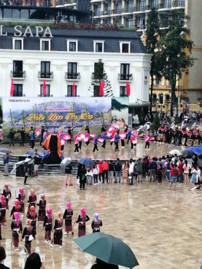 雨のイベント会場