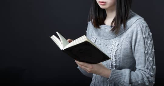 読書をする女