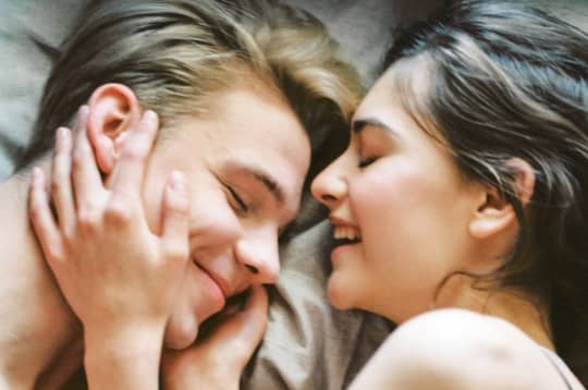 親密な様子の男女