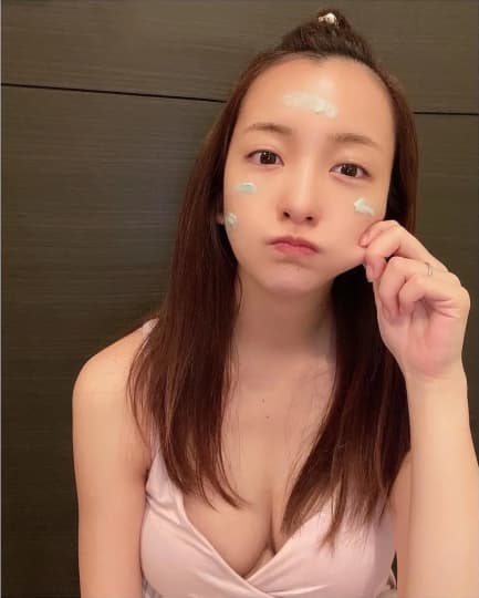  板野友美 おっぱい