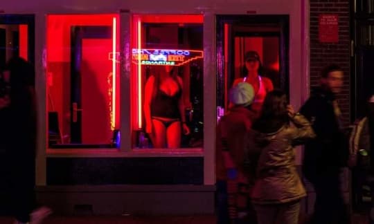 交渉中の客と嬢