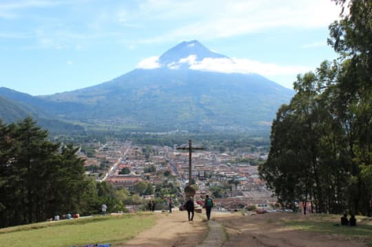 十字架の丘から見たアグア火山とアンティグアの街