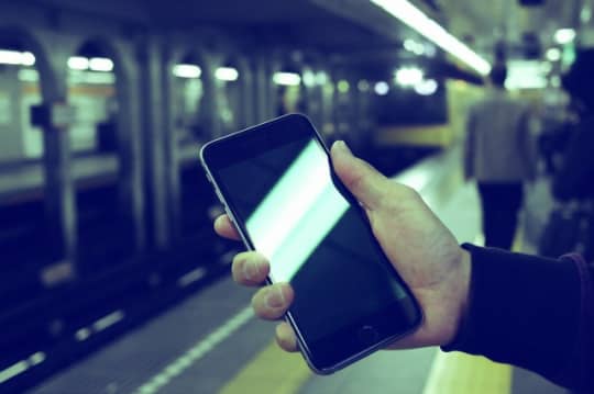 スマホを持つ男性