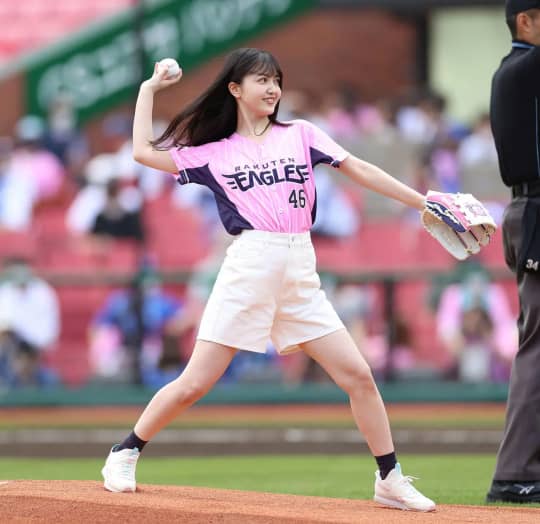 久保史緒里 おっぱい