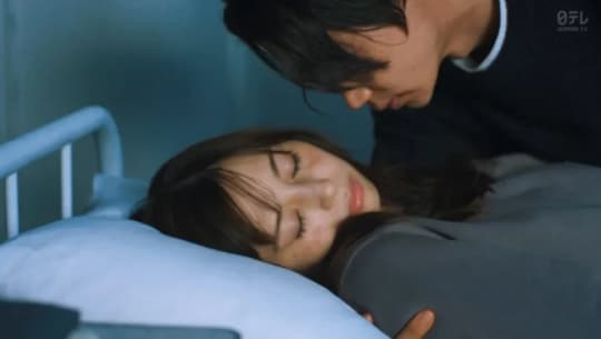 介抱される中条あやみ