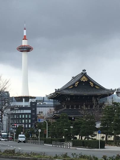 北側・烏丸通りから見た京都タワー