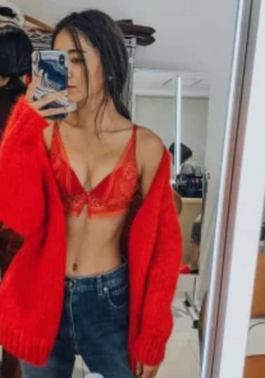 赤いブラジャーで自撮りする池田美優