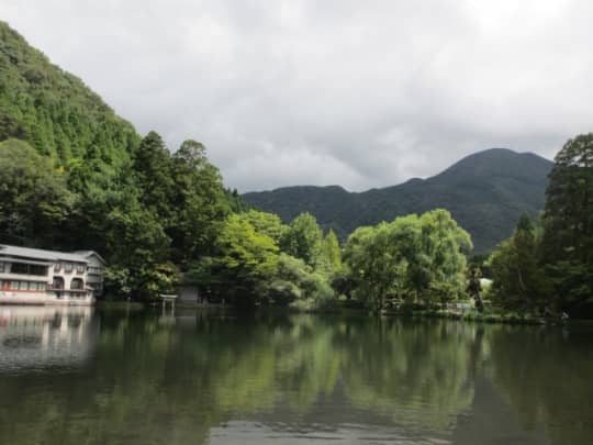 金鱗湖奥に鳥居