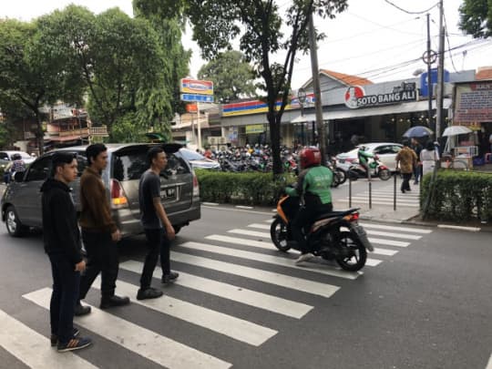 ジャカルタの道路を横断する人