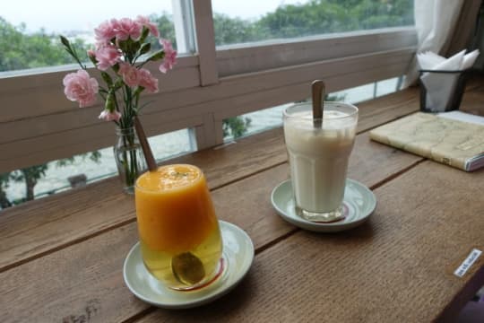 「PEANUT PUNCH」と「TROPICAL ICED TEA」を注文