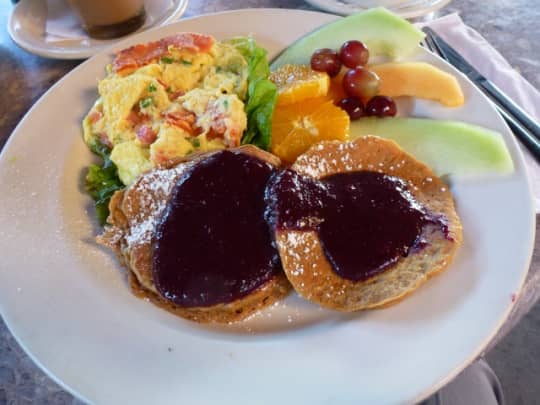 一般的な朝食のひとつのパンケーキ