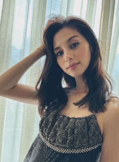 黒いキャミソールの中条あやみ