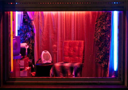 飾り窓の中の様子を一枚