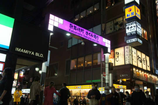 歌舞伎町さくら通り