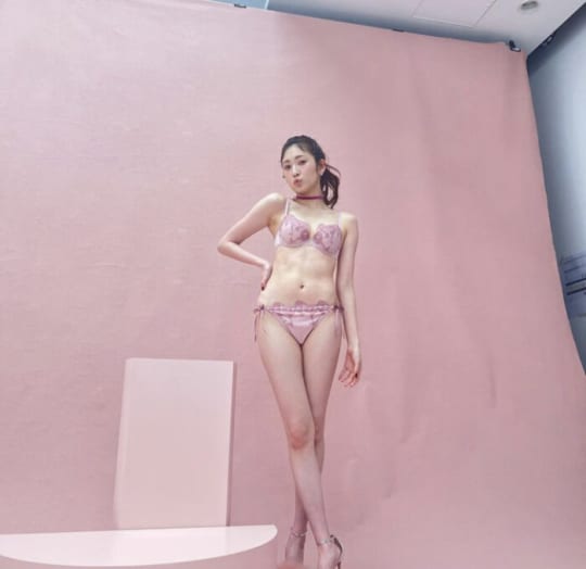 吉田朱里のエロいおっぱい(巨乳)画像