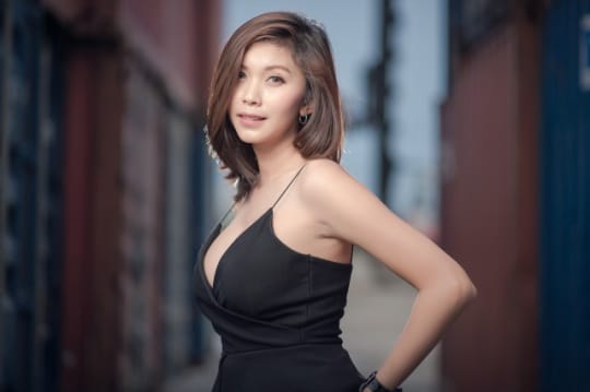 ドレスを着た女性