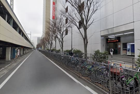 ビックカメラ(さいかや側出入口)