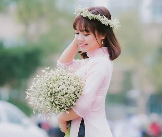 花を持った女性