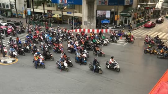バンコク　大気汚染　道路