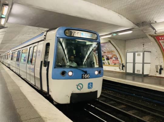 パリの地下鉄　電車
