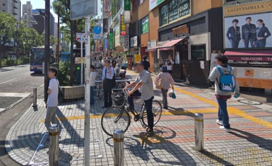 川崎駅東口の36番出口を直進した通り