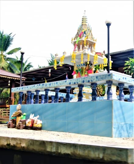  ダムヌンサドゥアックの水上マーケットまでの水路：祠