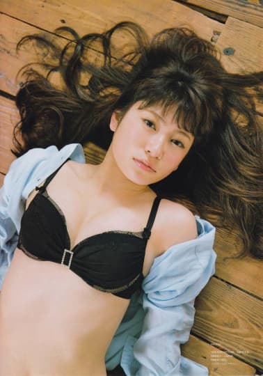 吉田朱里のエロい乳首にドキドキ
