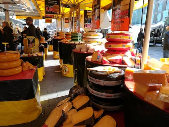 オランダのマーケットのチーズ屋さん
