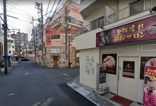 右に曲がる道